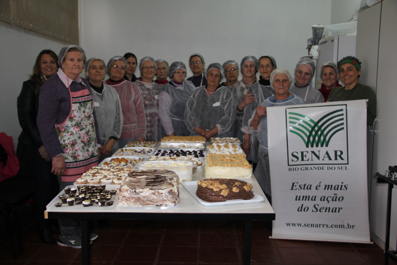 IDOSAS PARTICIPAM DE CURSO DE TORTAS E DOCINHOS CASEIROS